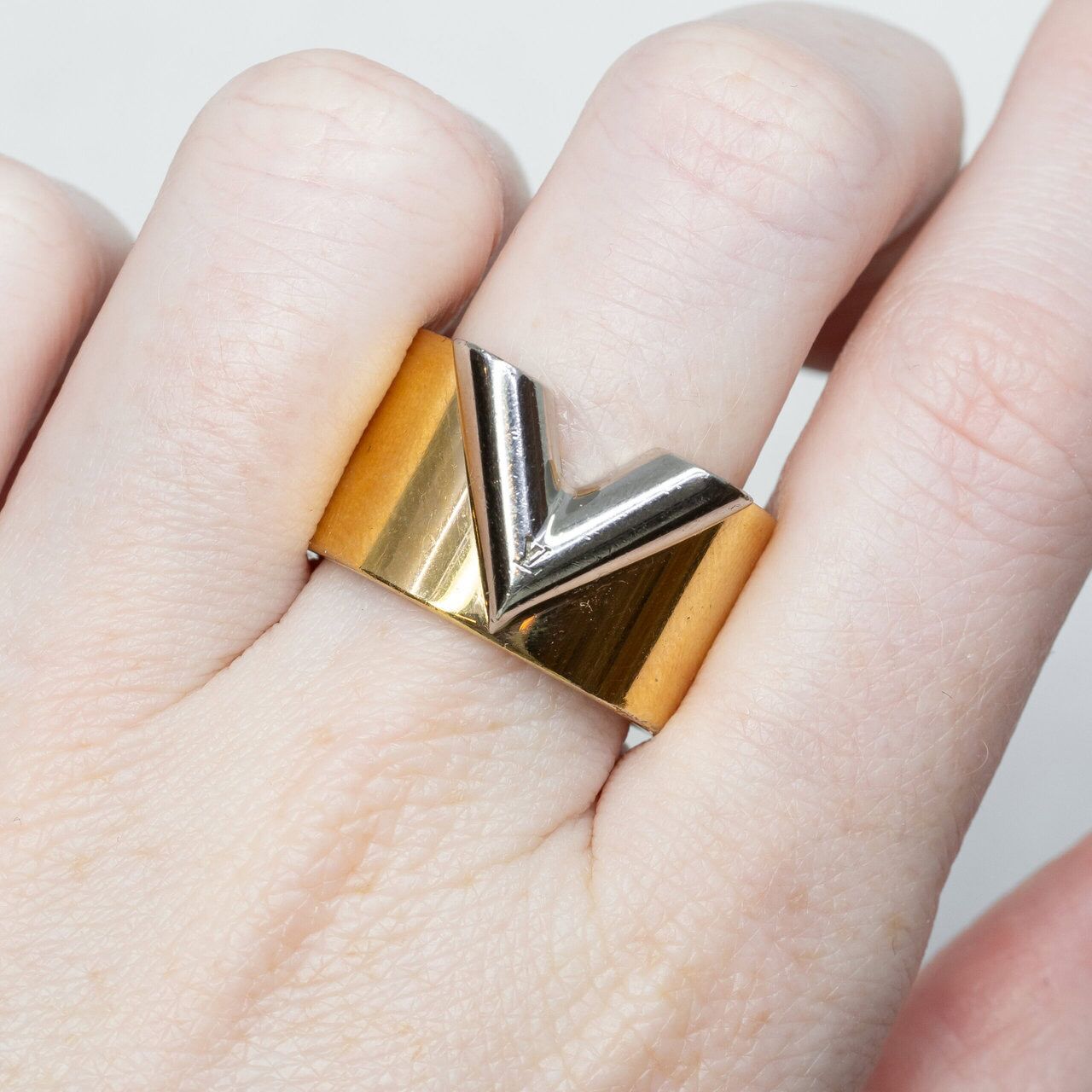 Louis Vuitton Essentials V Ring Two Tone Size P M61086